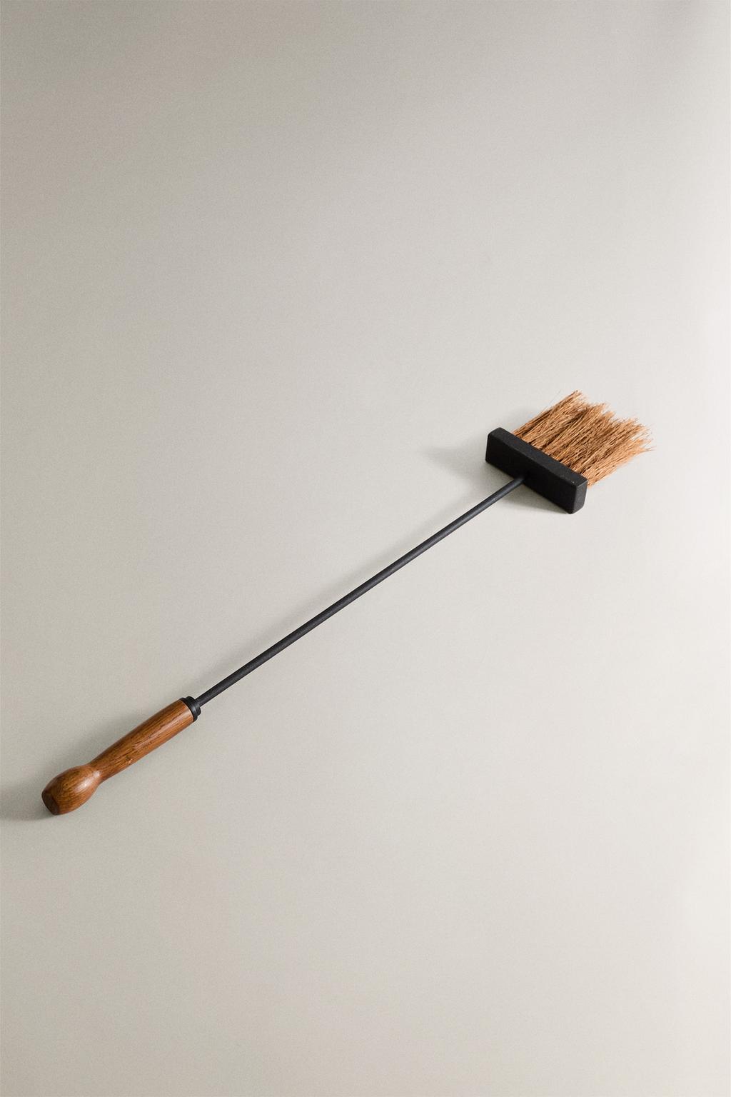 Железная каминная метла