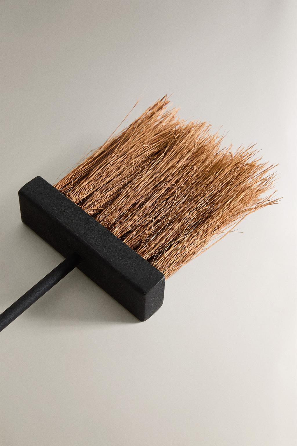 Железная каминная метла