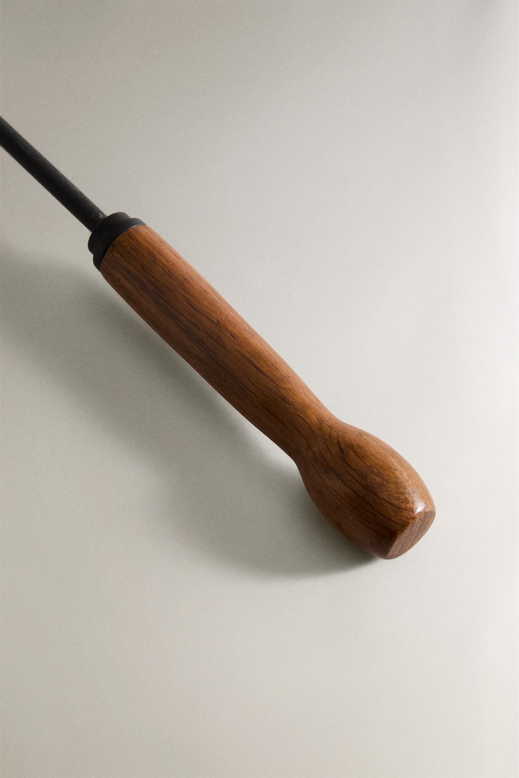 Железная каминная метла