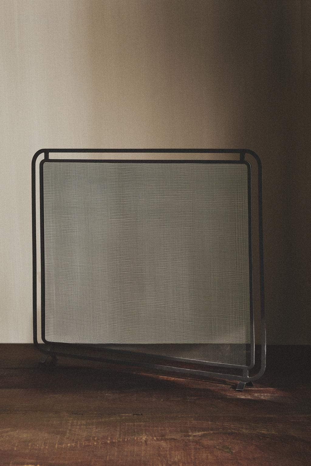 Черный кованый экран-ограда для камина