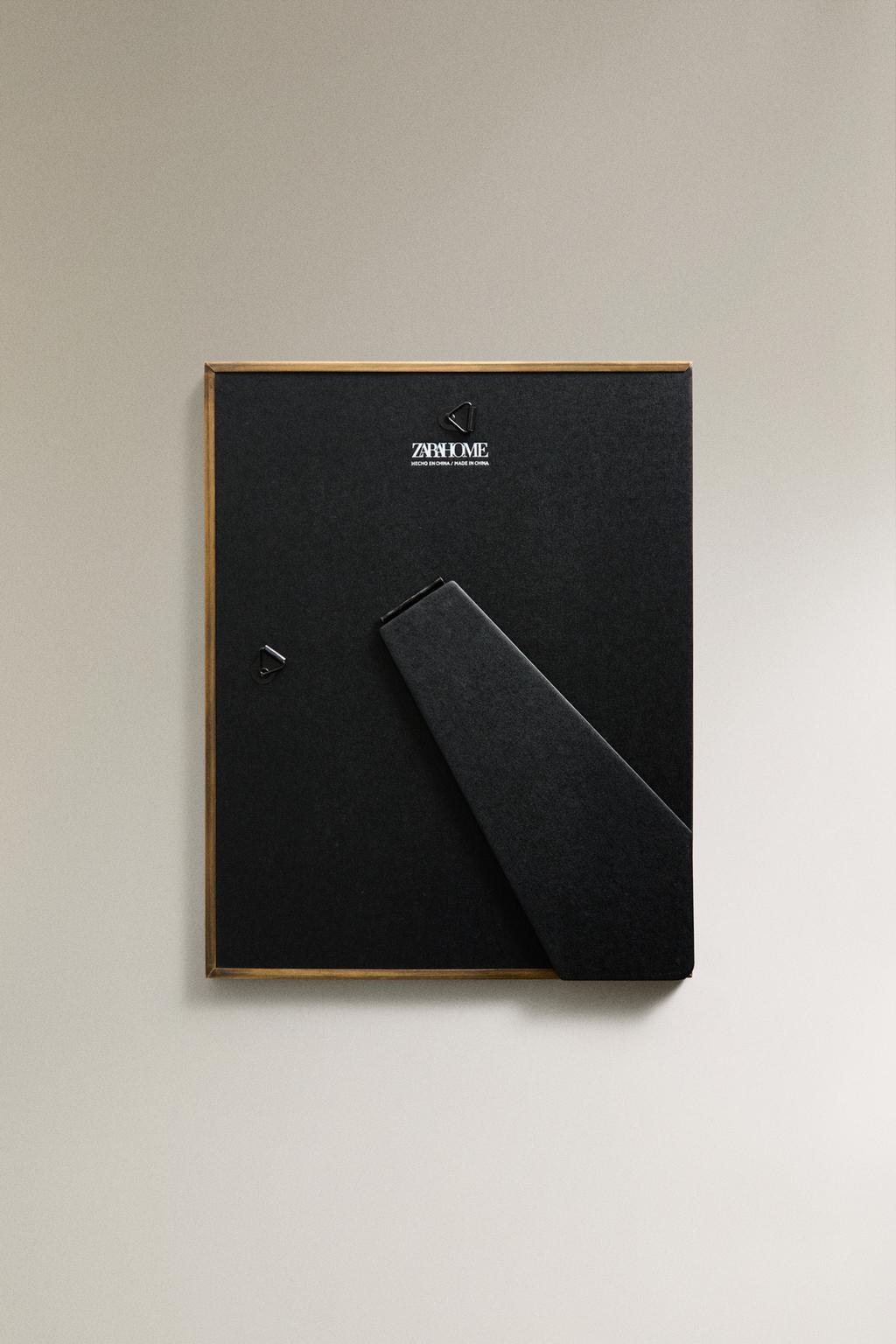 Фоторамка с тонкой металлической рамкой