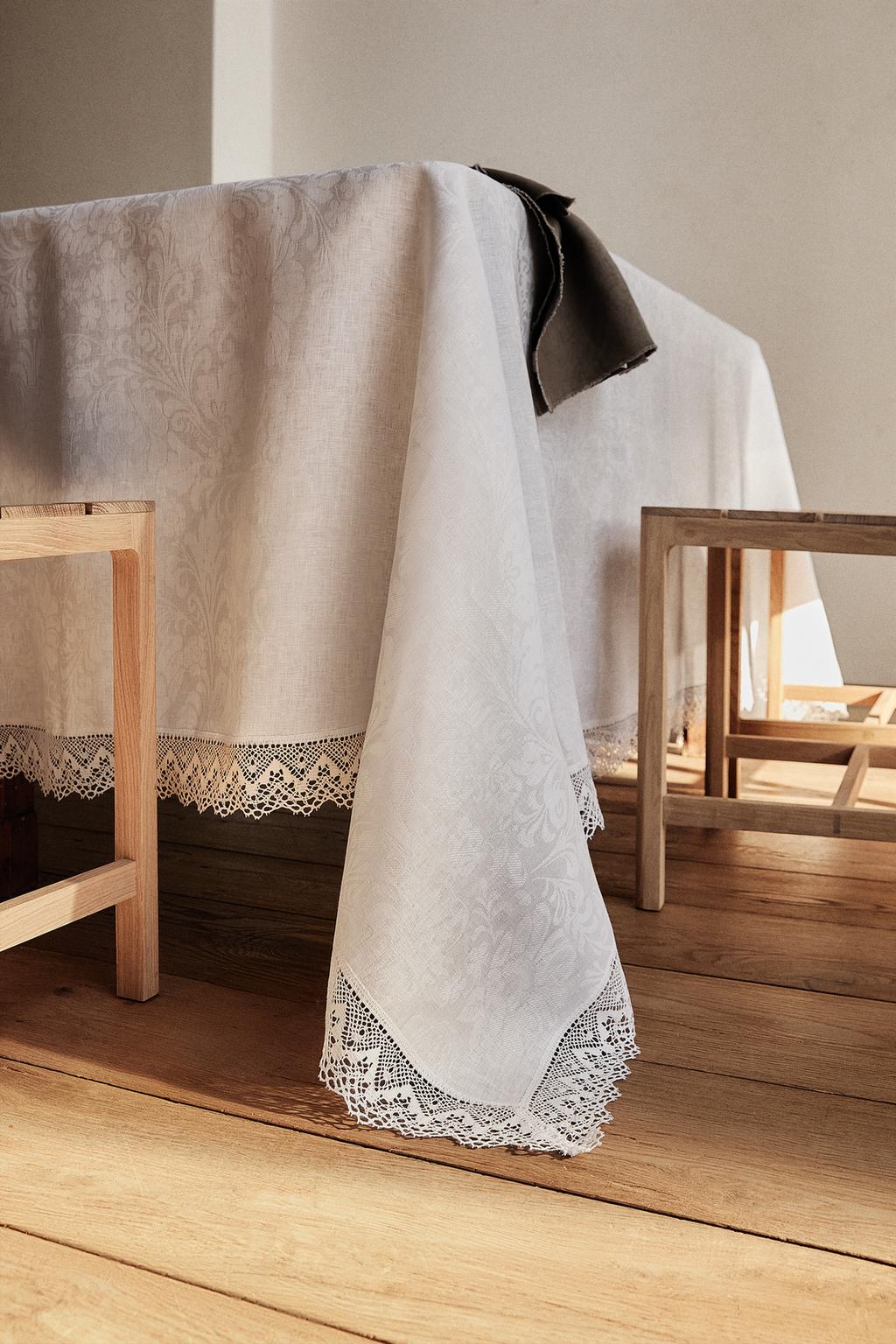 Скатерть из льна с жаккардовым узором и кружевным краем