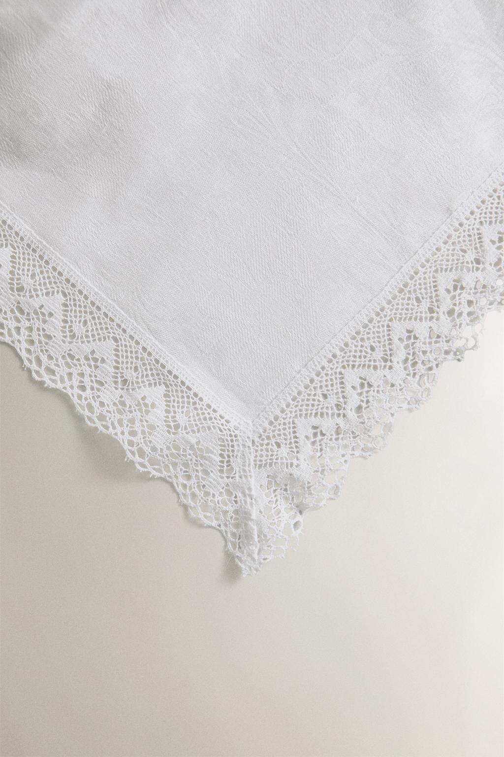 Скатерть из льна с жаккардовым узором и кружевным краем