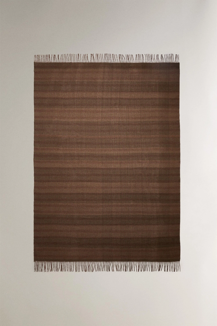 Плед в клетку с бахромой