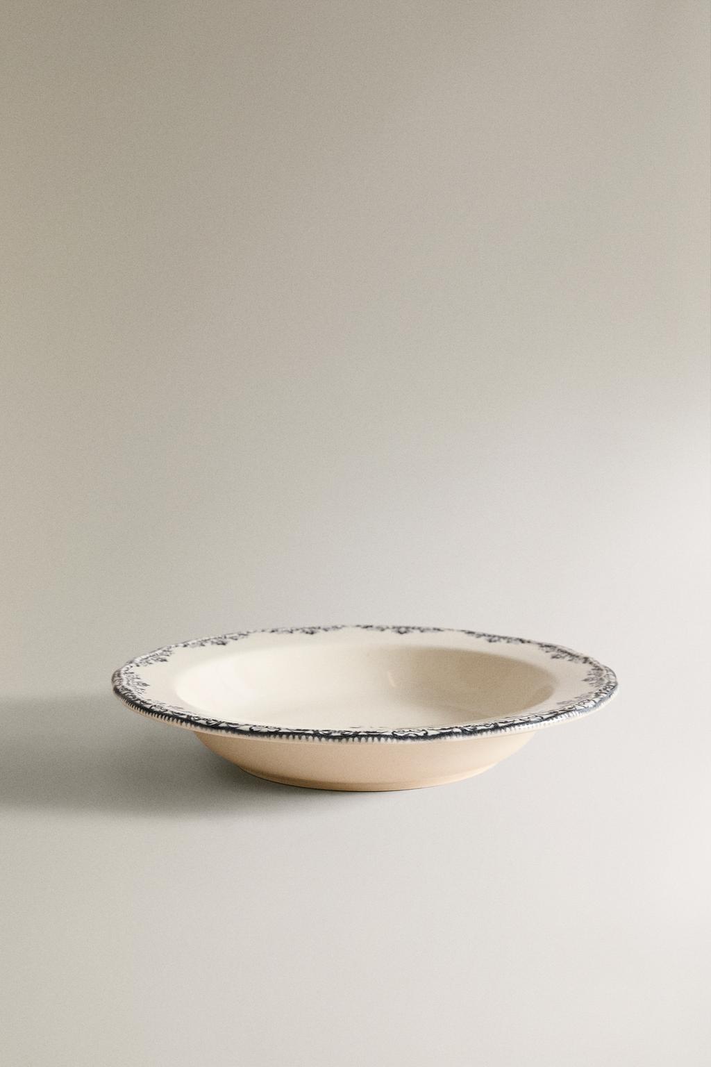 Суповая тарелка с дизайном для подачи