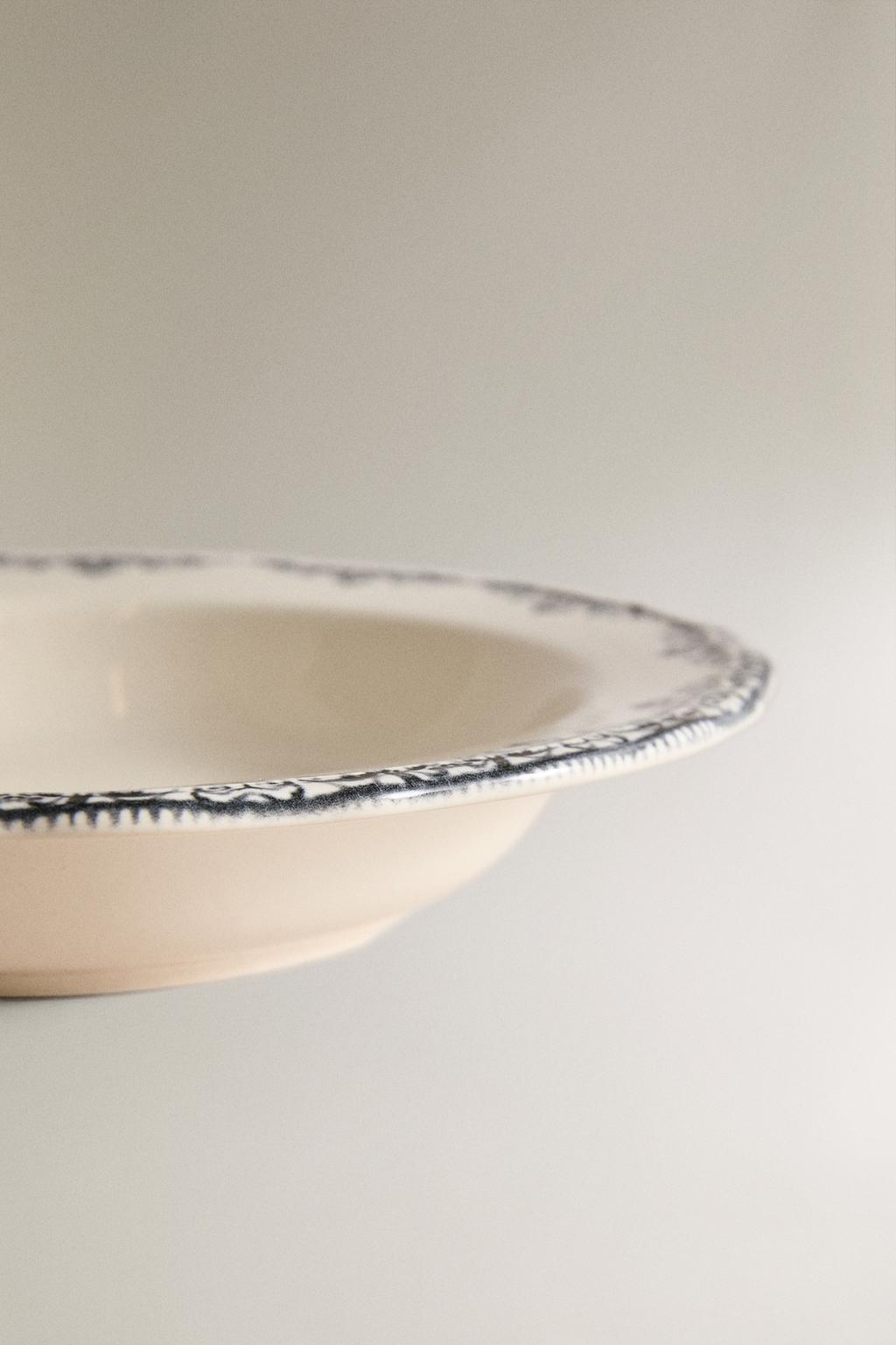 Суповая тарелка с дизайном для подачи