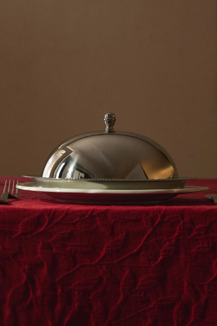 Поднос с стальным куполом