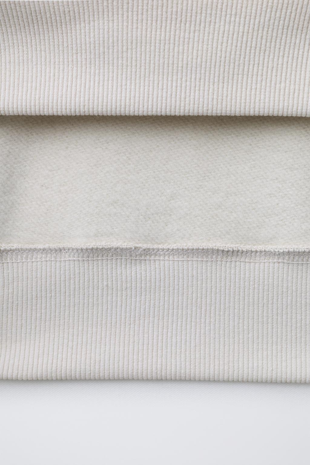 ТОЛСТОВКА С ПРИНТОМ «ГРАФФИТИ» И НАШИВКОЙ