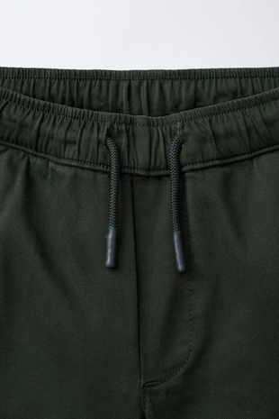 Базовые брюки чинос с нашивкой- Заказать в России