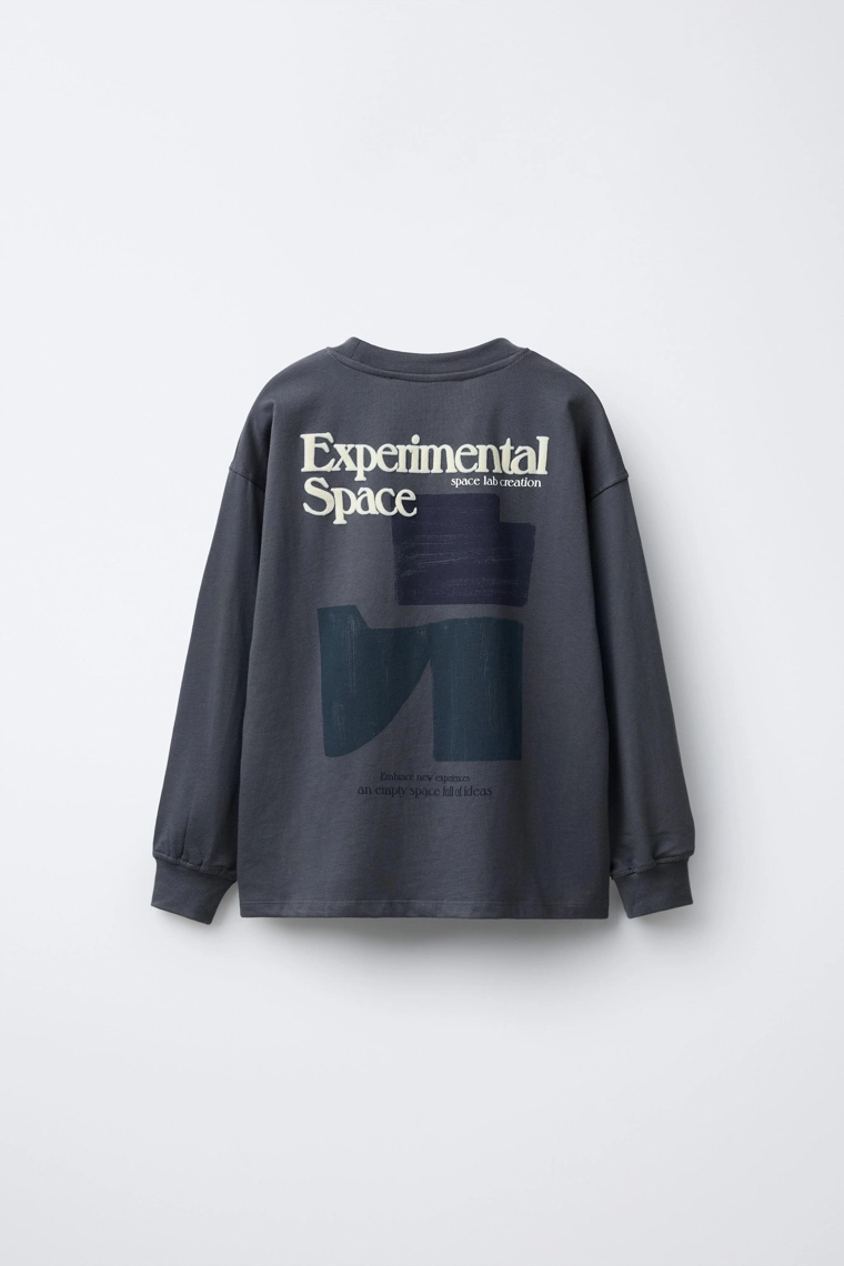 Футболка с флокированным слоганом