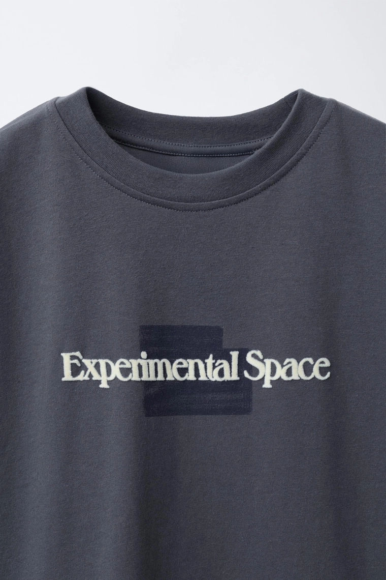 Футболка с флокированным слоганом