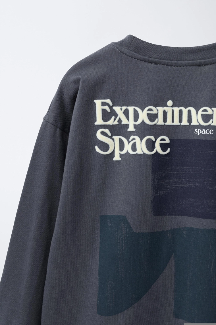 Футболка с флокированным слоганом