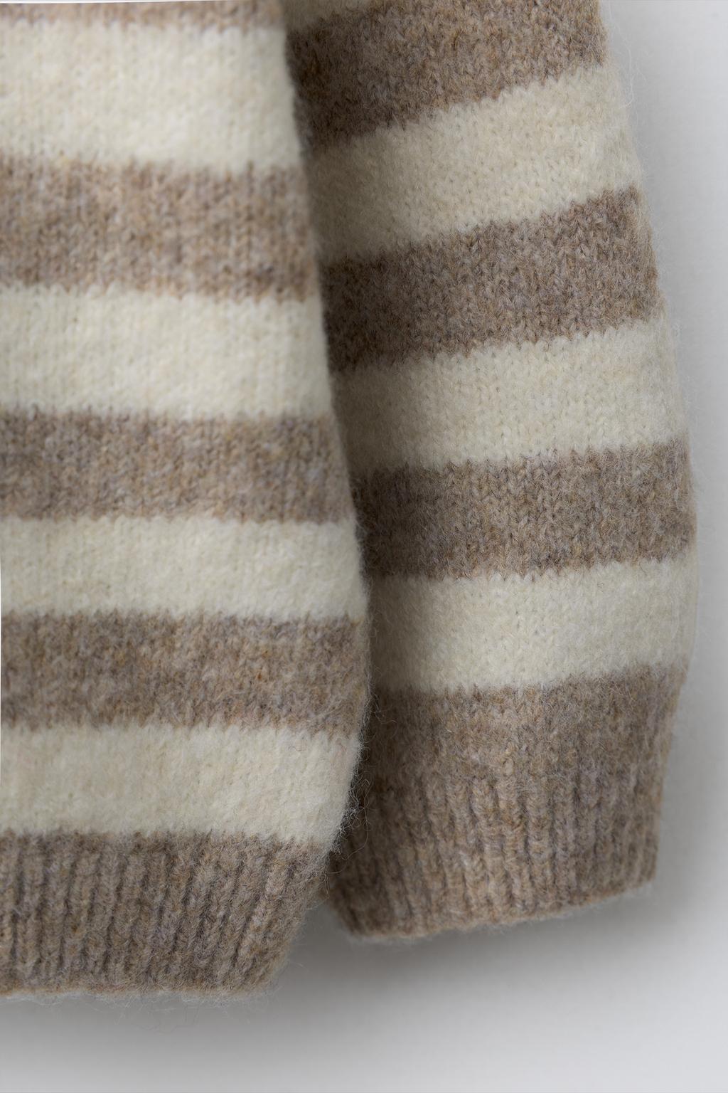 ВЯЗАНЫЙ СВИТЕР В ПОЛОСКУ