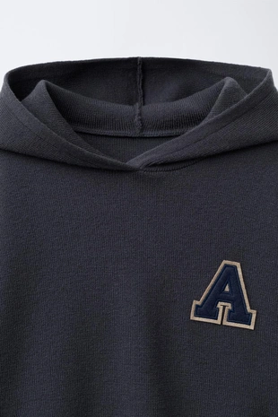 Трикотажный джерси с нашивкой-буквой- Заказать в России