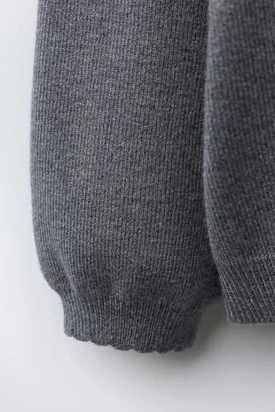 Вязаный свитер с вышитыми цветами