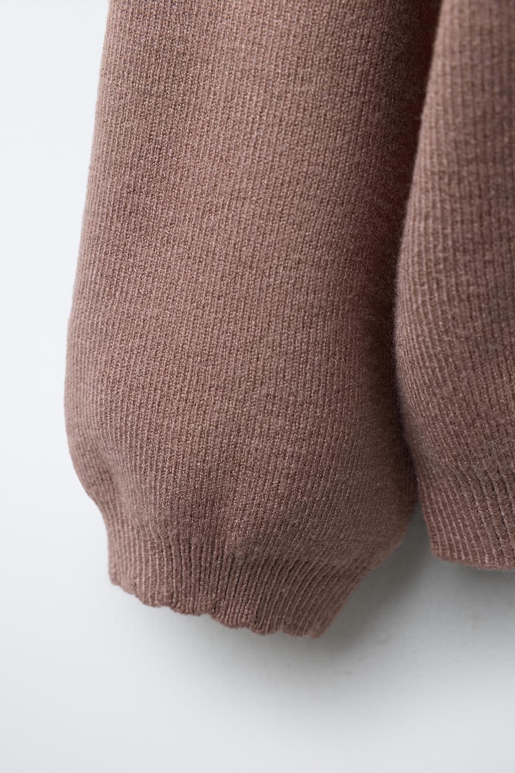 ВЯЗАНЫЙ СВИТЕР С ВЫШИТЫМИ ЦВЕТАМИ