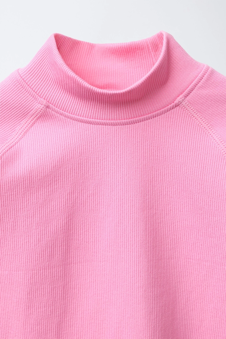 Рубашка с прорезной вышивкой и рельефным слоганом