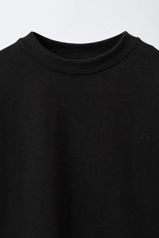 Футболка из плотной ткани с вышивкой