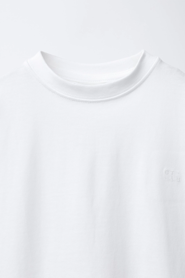 Футболка из плотного вязаного полотна с вышивкой