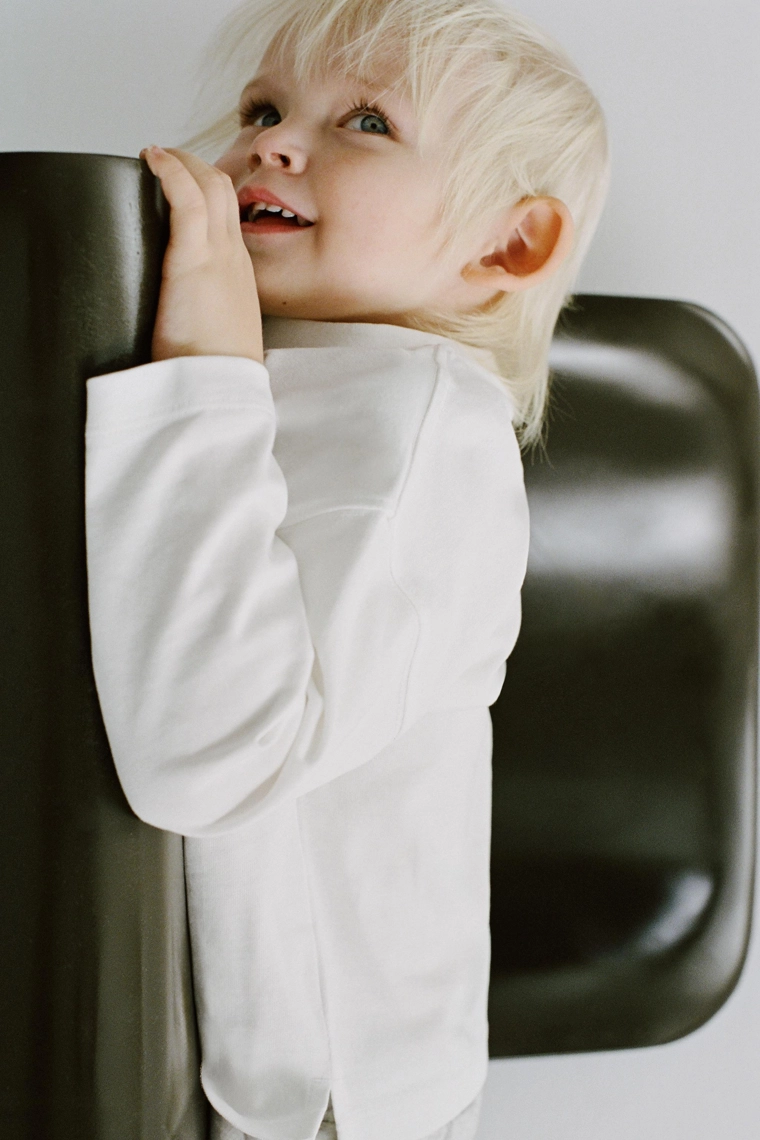 Футболка из плотного вязаного полотна с вышивкой