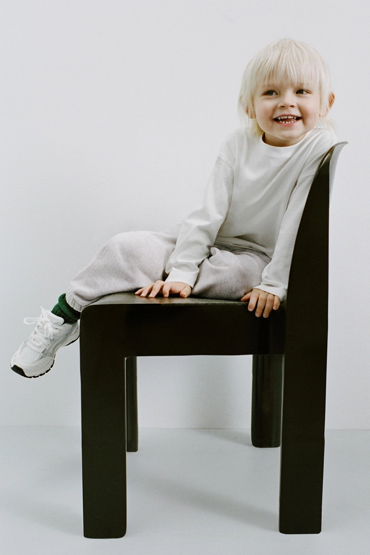 Футболка из плотного вязаного полотна с вышивкой