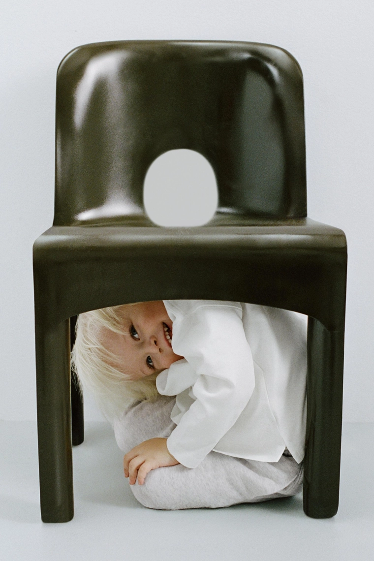 Футболка из плотного вязаного полотна с вышивкой