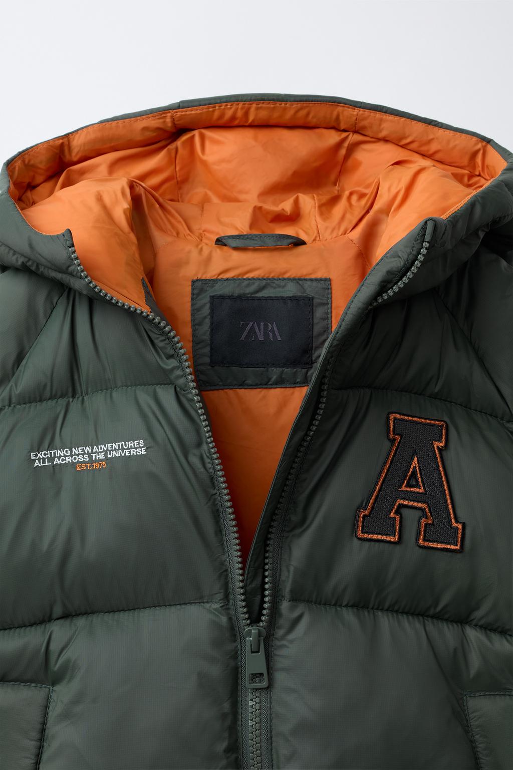 СТЕГАНОЕ ПАЛЬТО С КАПЮШОНОМ И НАШИВКАМИ