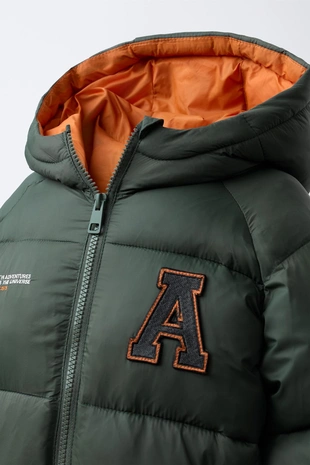 Стеганое пальто с капюшоном и нашивками- Заказать в России