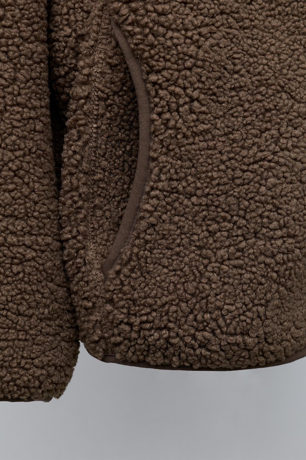 КУРТКА ИЗ ИСКУССТВЕННОЙ ОВЧИНЫ С КАПЮШОНОМ