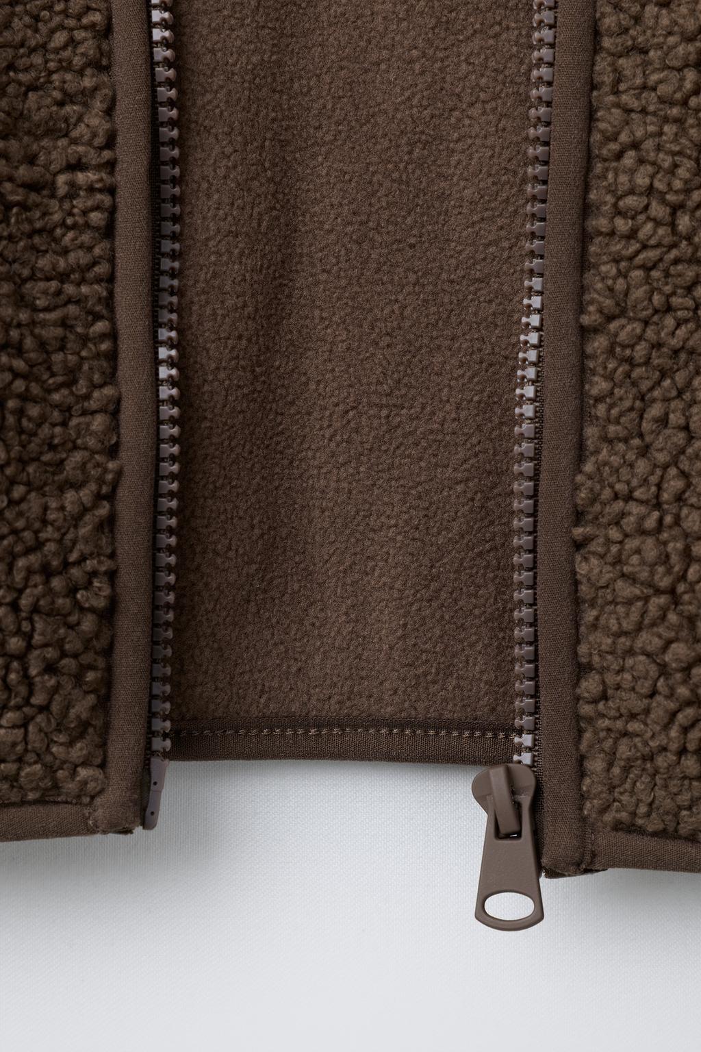 КУРТКА ИЗ ИСКУССТВЕННОЙ ОВЧИНЫ С КАПЮШОНОМ