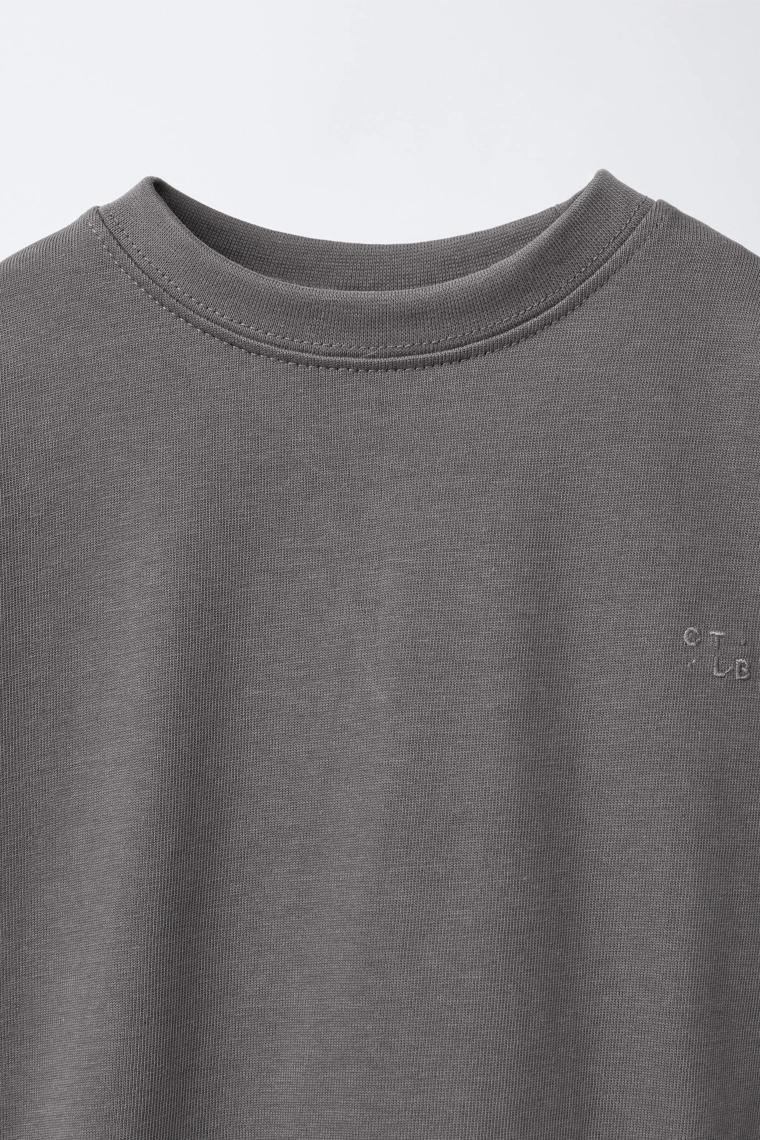 Футболка из плотного вязаного полотна с вышивкой