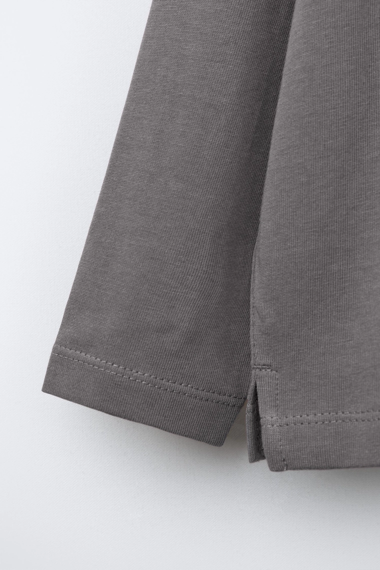 Футболка из плотного вязаного полотна с вышивкой