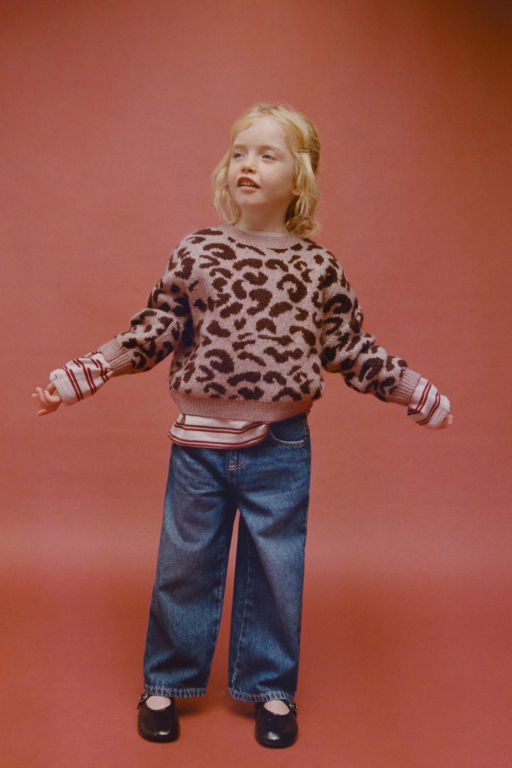 ДЖИНСЫ STRAIGHT С ЗАПЛАТАМИ, ЗВЕЗДАМИ И АНИМАЛИСТИЧЕСКИМ ПРИНТОМ