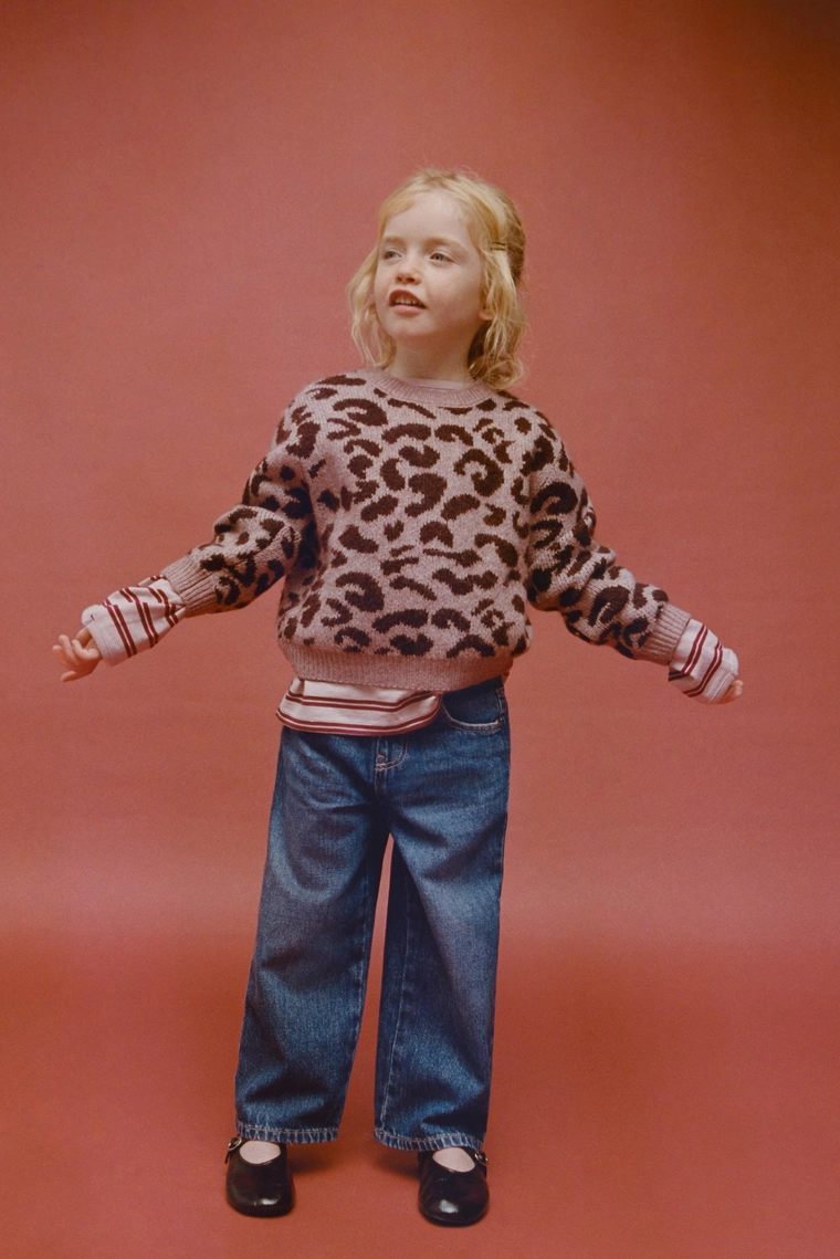 Джинсы с широкими штанинами с нашивками в виде звезды с животным принтом