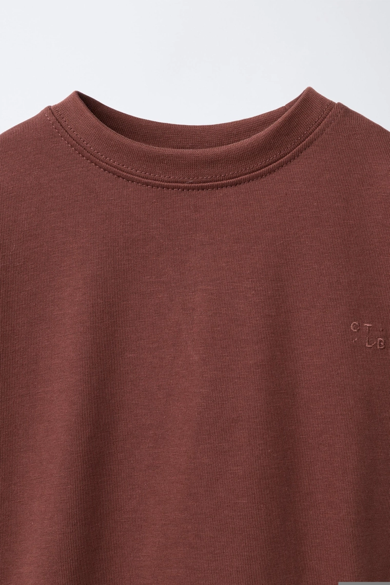 Футболка с тяжелым вышитым узором