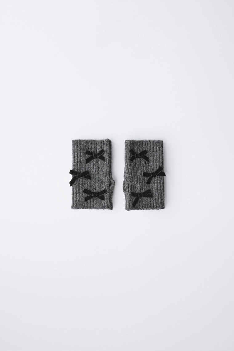 Вязанные варежки с бантами из бархата