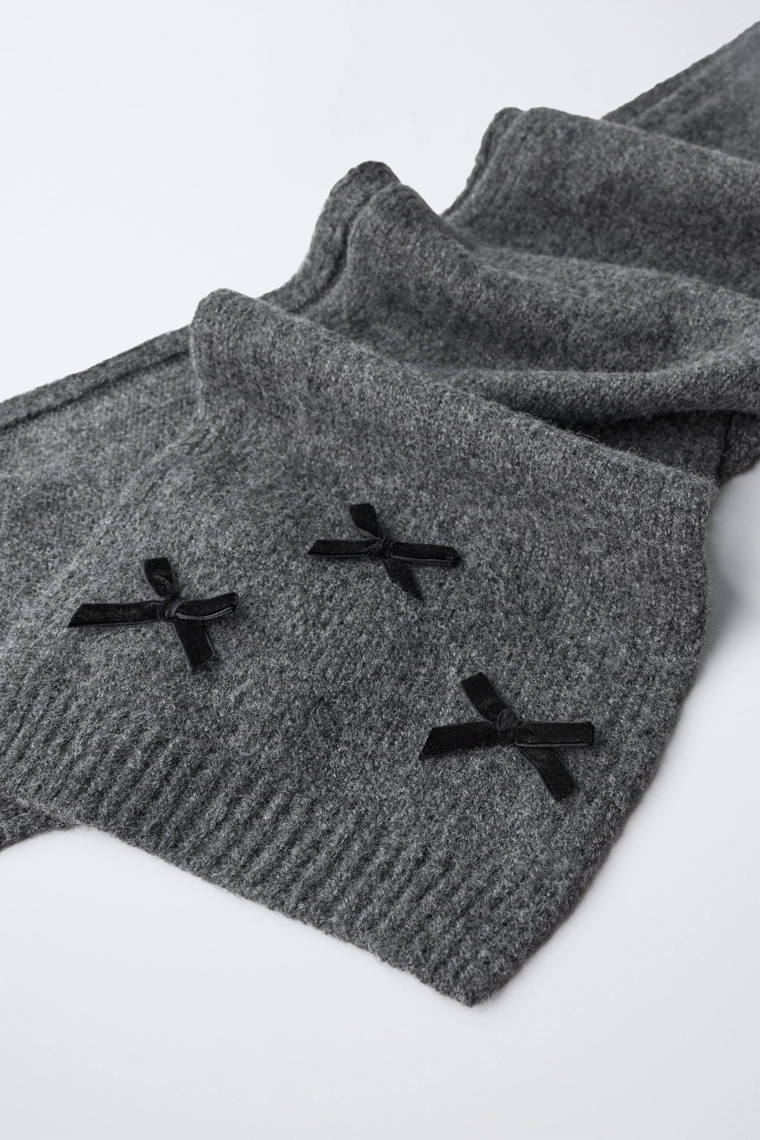 Вязанный шарф с бантами из бархата