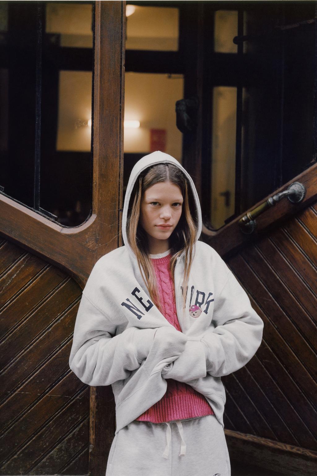 ХУДИ НА МОЛНИИ С ТЕКСТОВЫМ ПРИНТОМ