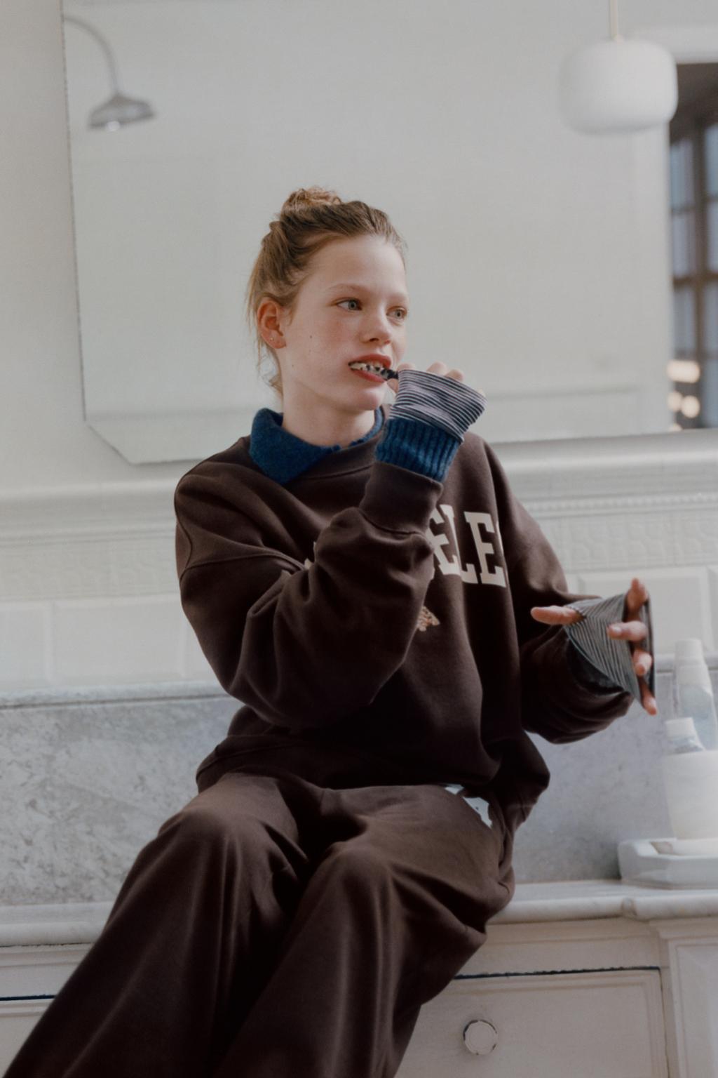 ТОЛСТОВКА С ВЫШИТОЙ НАДПИСЬЮ И ЩЕНКОМ