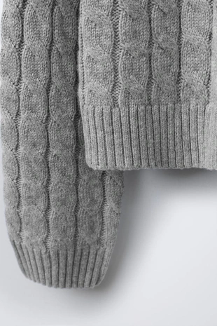 Свитер с узором «косы»