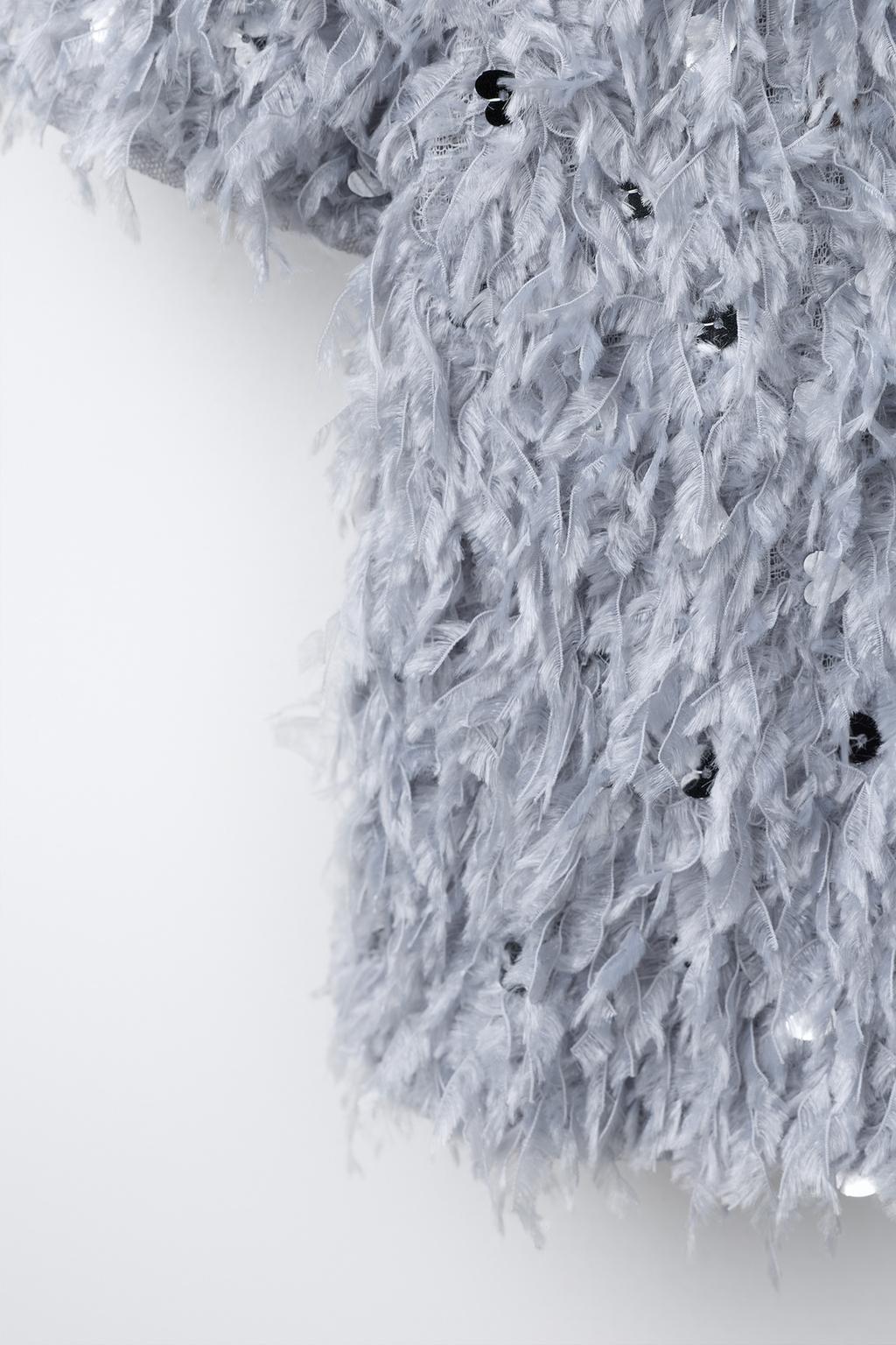 ФУТБОЛКА С ПЕРЬЯМИ И ПАЙЕТКАМИ