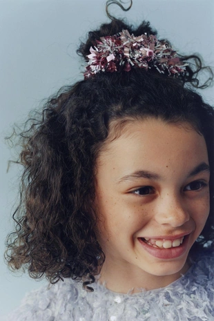 Футболка с перьями и пайетками