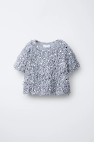 Футболка с перьями и пайетками