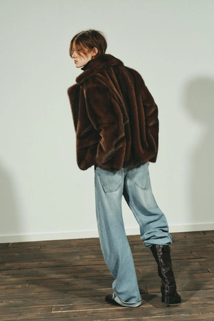 Короткое пальто из искусственного меха- Заказать в России