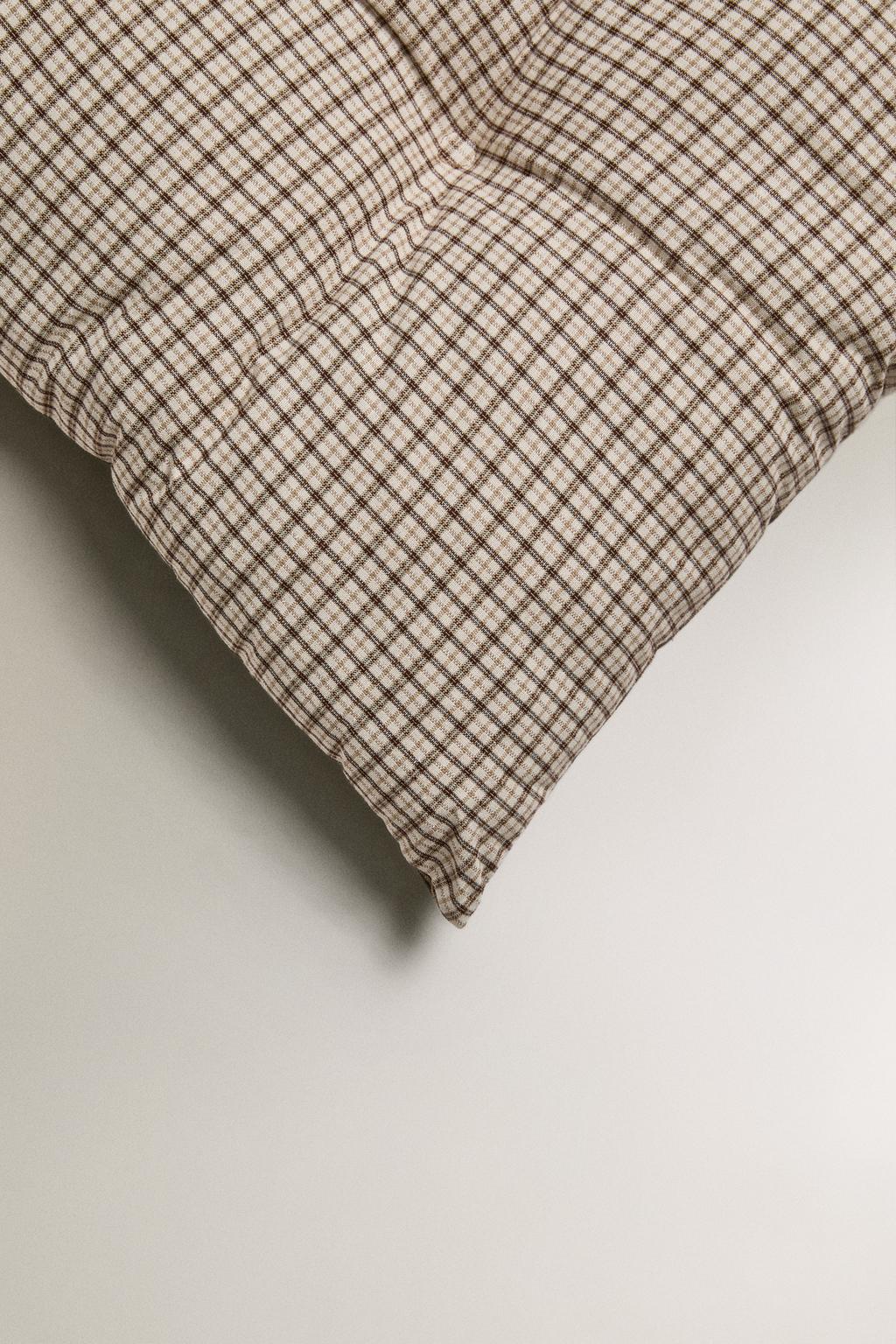 Верхняя одежда для питомца в клетчатом дизайне