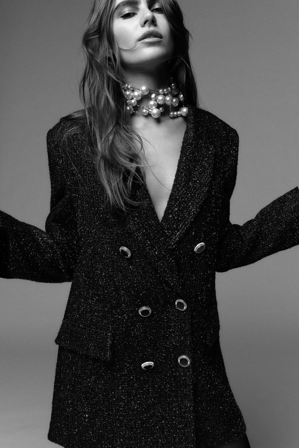 ДВУБОРТНЫЙ БЛЕЙЗЕР С МЕТАЛЛИЗИРОВАННОЙ НИТЬЮ