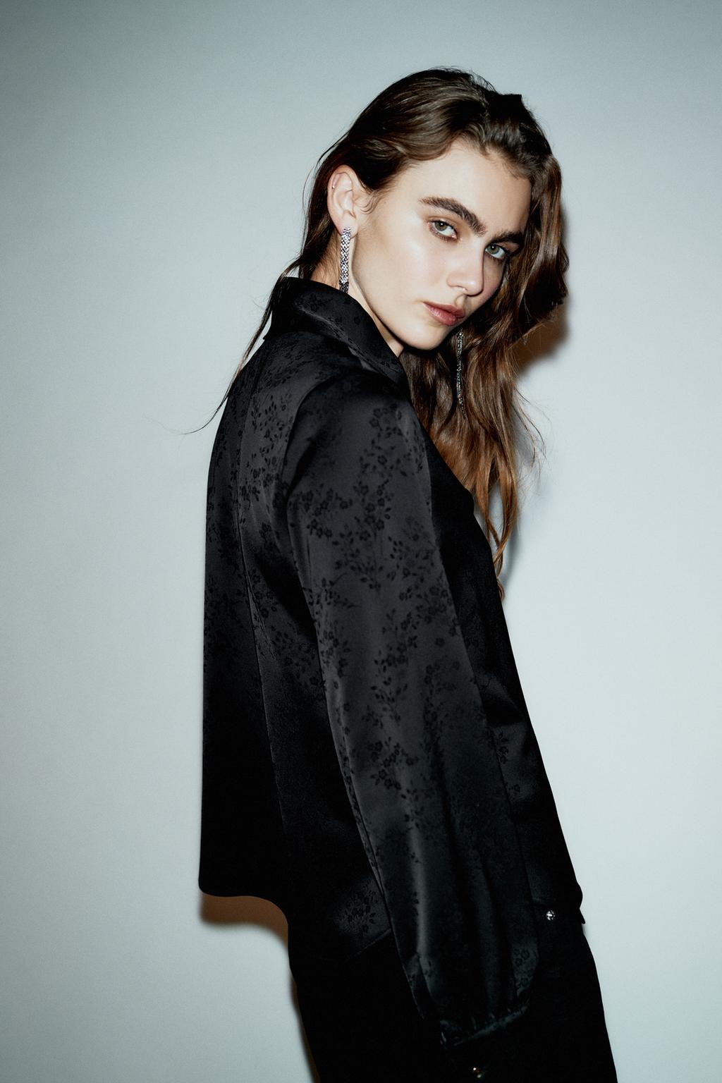 РУБАШКА ЖАККАРД ЦВЕТЫ БРОШЬ