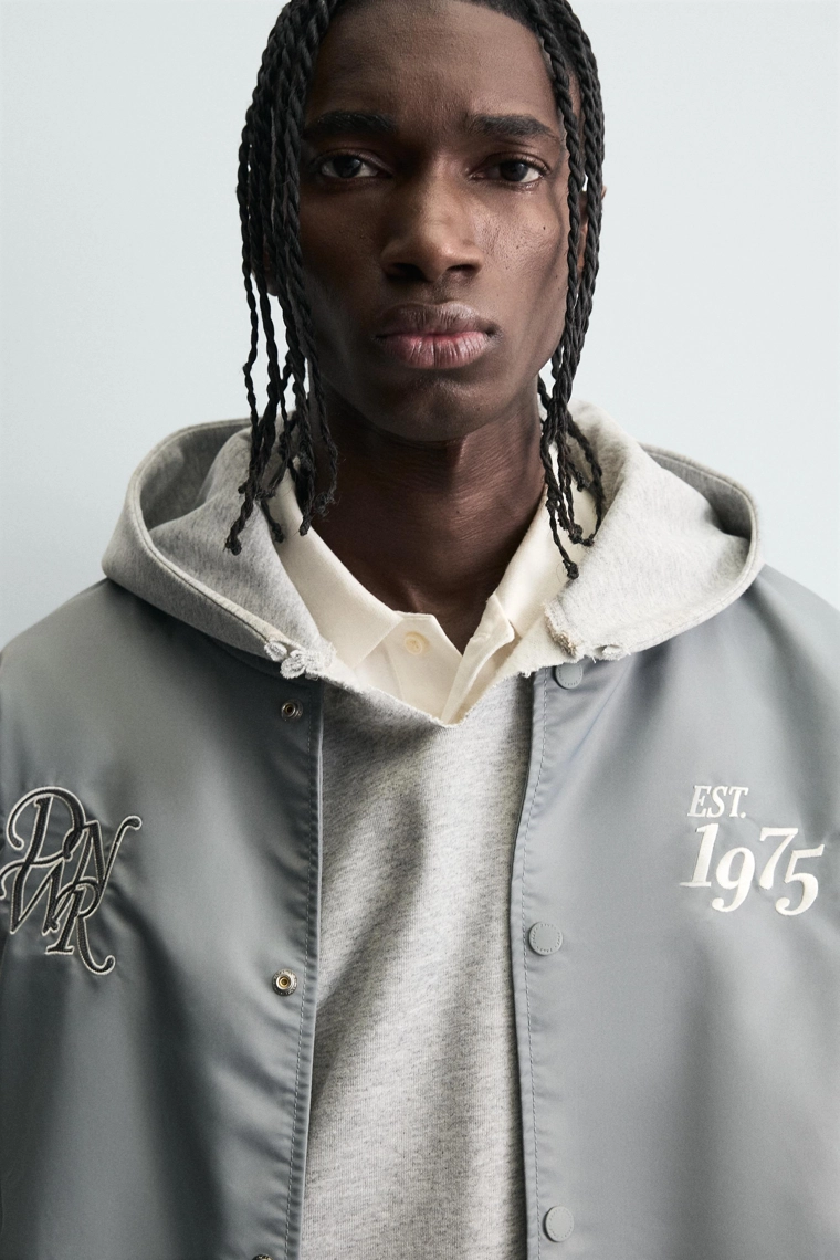 Куртка-бомбер с контрастной вышивкой