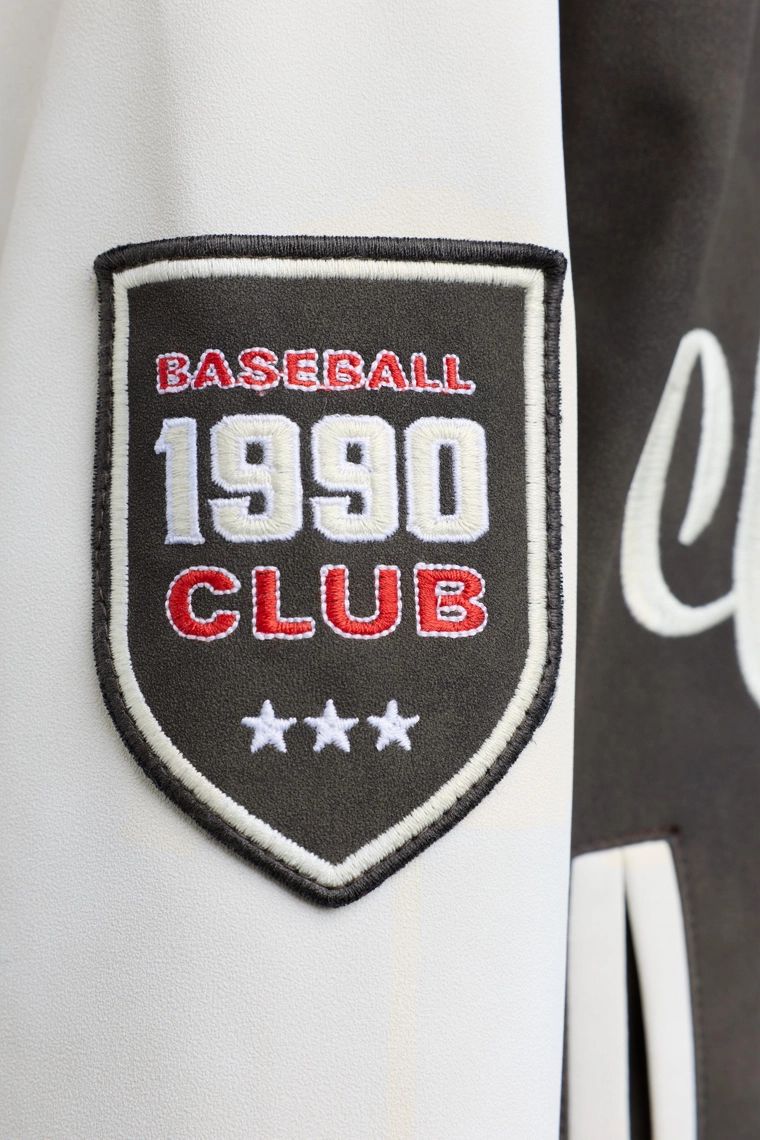 Бомбер с капюшоном и рукавами из искусственной кожи