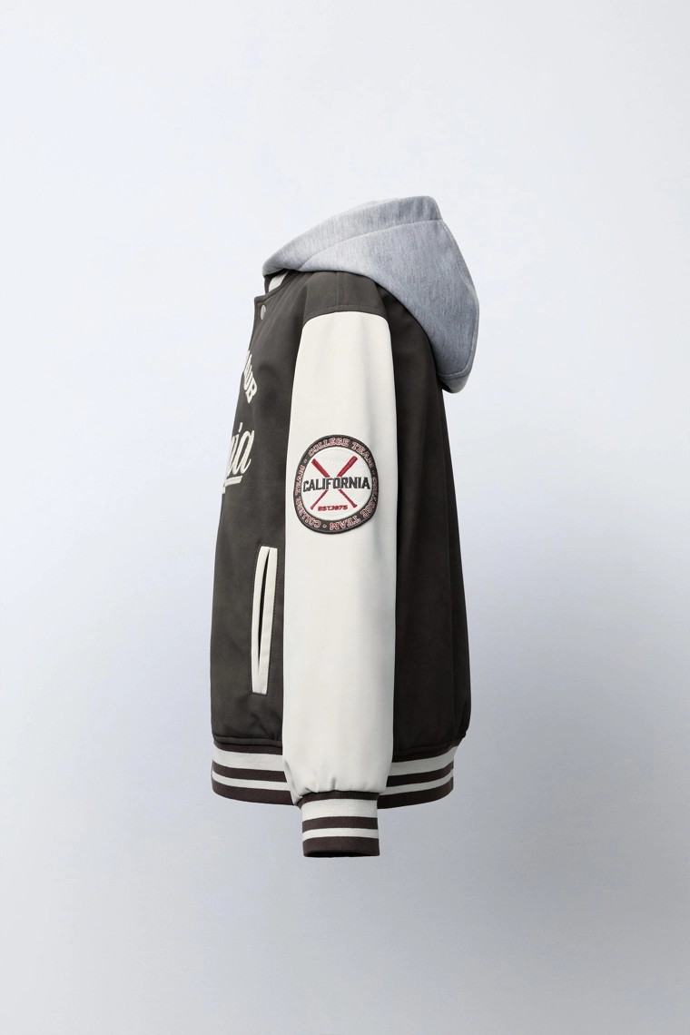 Бомбер с капюшоном и рукавами из искусственной кожи